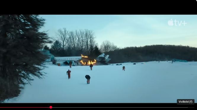 ein thumbnail aus dem trailer, man sieht ein brennendes Flugzeug auf Schnee.
