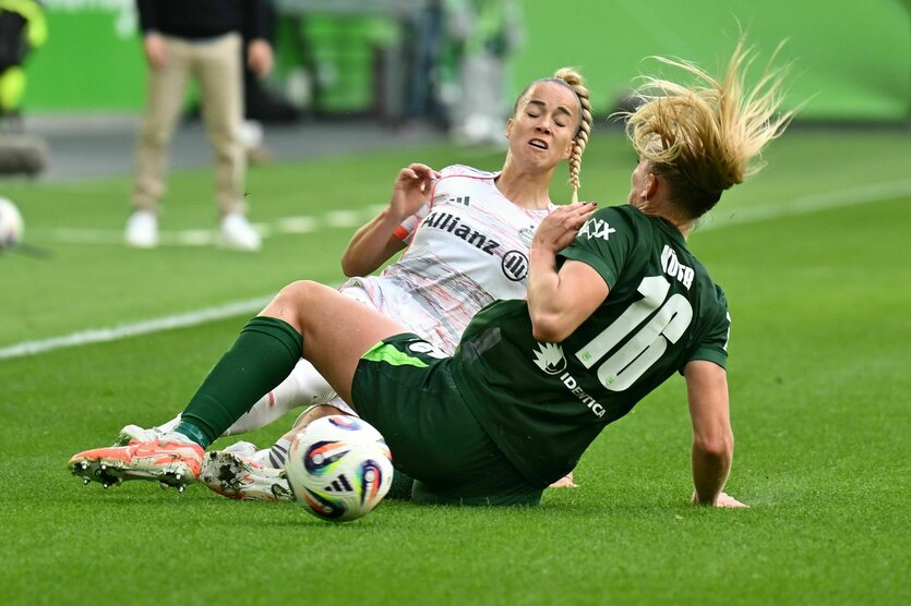 Giulia Gwinn (l, FC Bayern München) und Camilla Küver (VfL Wolfsburg) am Boden im kampf um den Ball