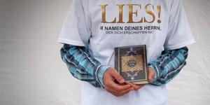 Die salafistische Gruppe "Lies!" verteilt kostenlos den Koran auf der Straße