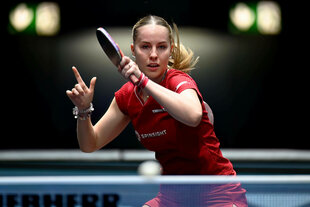 Annett Kaufmann beim Schlag mit der linken Hand an der Tischtennisplatte