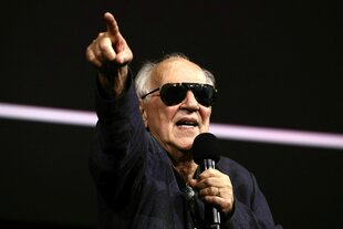 Werner Herzog gestikuliert mit seiner Hand