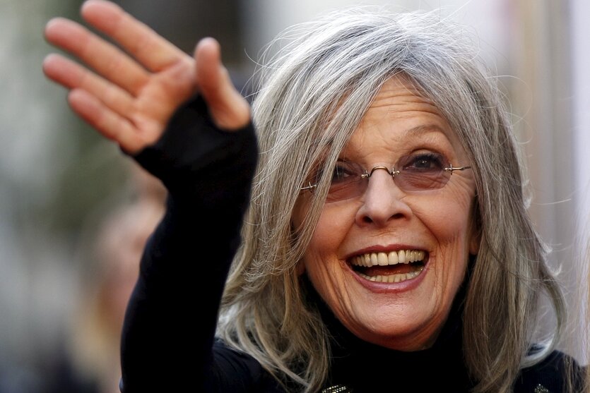 Diane Keaton winkt und lacht