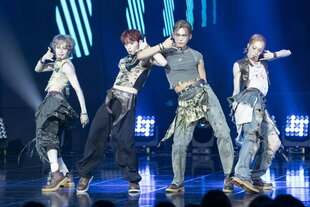K-Pop-Band XLOV während eines Konzerts auf der Bühne