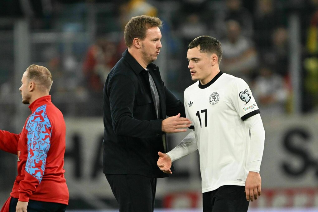 Julian Nagelsmann klatscht Florian Wirtz ab