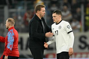 Julian Nagelsmann klatscht Florian Wirtz ab