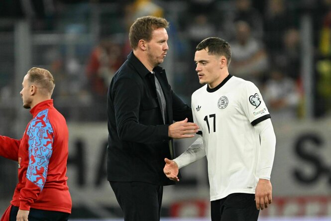 Julian Nagelsmann klatscht Florian Wirtz ab
