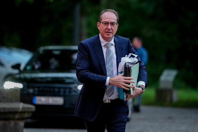 Alexander Dobrindt (CSU), Bundesinnenminister, kommt zur Klausurtagung des Bundeskabinetts