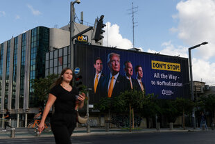 Ein großes Plakat zeigt Donald Trump und andere US-amerikanische Politiker.