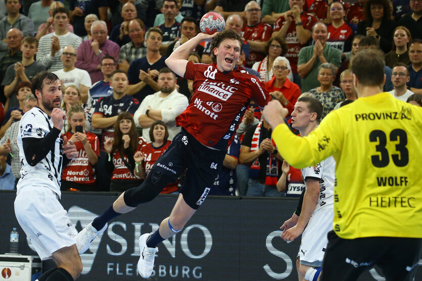 Handballer Lasse Møller beim Wurf.