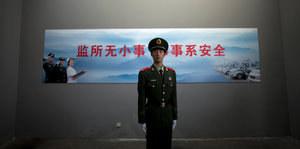 Ein bewaffneter Volkspolizist bewacht 2012 den Zugang zum Gefängnis Nummer 2 in Peking.