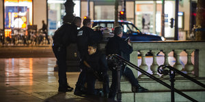 Französische Polizisten stehen in Paris