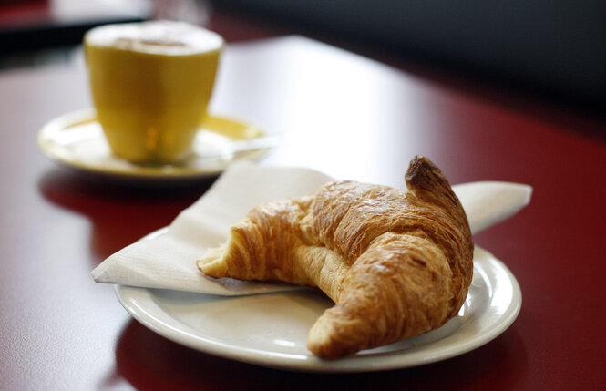Ein Croissant samt Kaffee