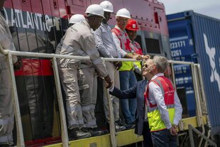 Vier bahnmitarbeiter begüßen den US-Präsidenten Joe Biden