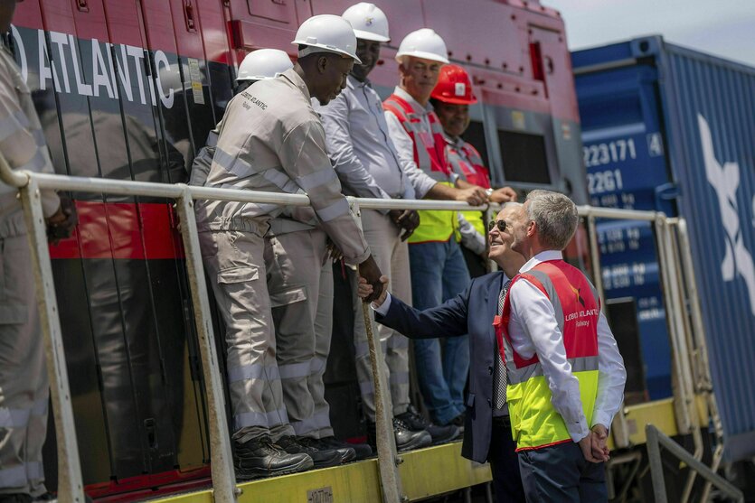 Vier bahnmitarbeiter begüßen den US-Präsidenten Joe Biden