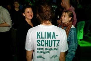 Eine Person trägt ein T-Shirt mit der Aufschrift " KLIMASCHUTZ - sozial, transparen, verbindlich"