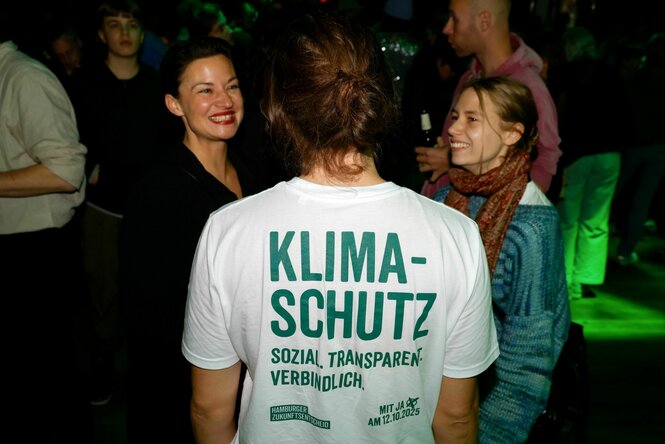 Eine Person trägt ein T-Shirt mit der Aufschrift " KLIMASCHUTZ - sozial, transparen, verbindlich"