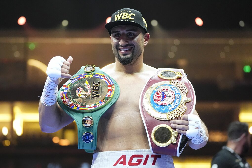Agit Kabayel feiert mit Gürteln von WBC und WBO über den Schultern