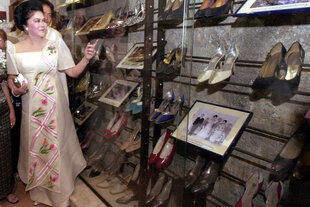 Imelda Marcos mit vielen Schuhen