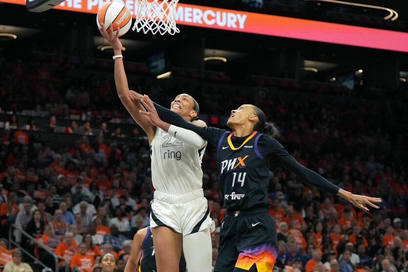 Zwei Basketballerinnen duellieren sich unter dem Korb, Wilson hat den Ball