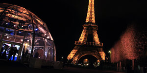 Eine Zeltkuppel wurde in der Nähe des Eiffelturm errichtet, um auf den Klimagipfel hinzuweisen.