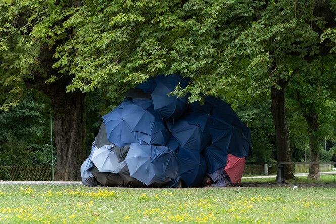 Viele Regenschirme bieten Schutz