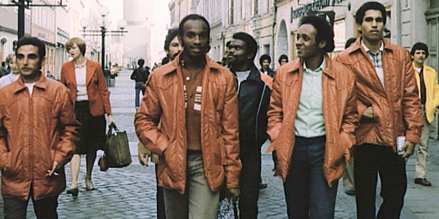 Gastarbeiter aus Mosambik laufen durch die Straße in der Ex-DDR