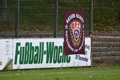 Werbebande beim Amateurfußball mit dem Banner der "Fußball-Woche", daneben ein Banner des BFC Dynamo