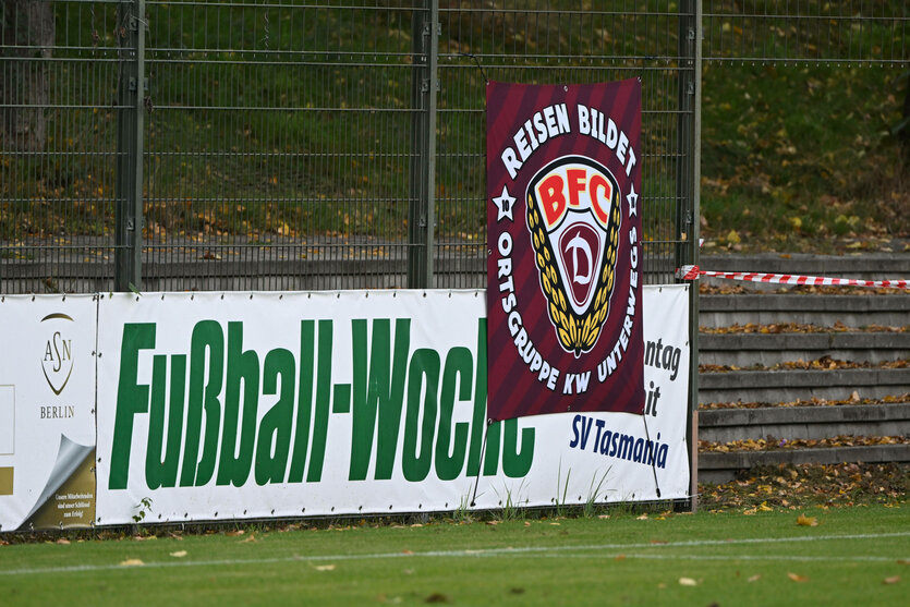 Werbebande beim Amateurfußball mit dem Banner der "Fußball-Woche", daneben ein Banner des BFC Dynamo