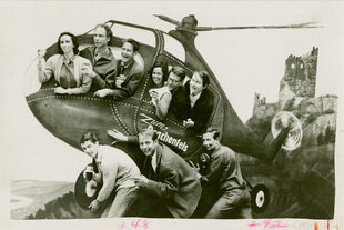 Gruppenbild in einem Hubschrauber vor romantischer Kulisse