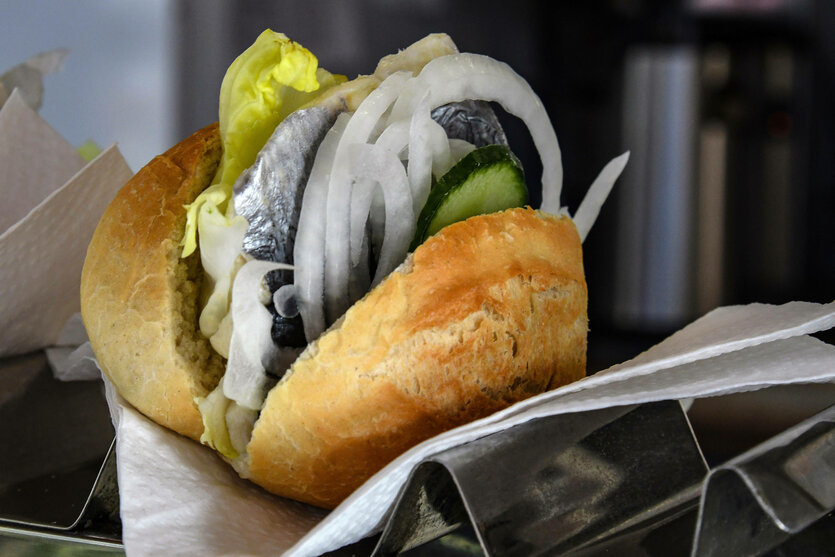 Ein Fischbrötchen mit Bismarkhering