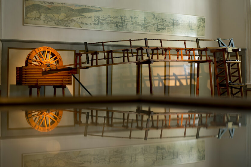 Ein Modell im Bergwerksmuseum zeigt, wie eine vom Grabensystem des Oberharzer Wasserregals abzweigende Rinne ein hölzernes Regal antreibt