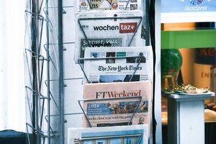 Ein Zeitungsständer mit diversen Tageszeitungen, darunter die tageszeitung taz.