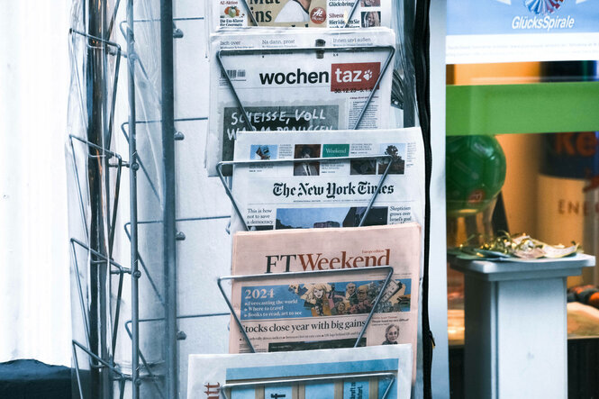 Ein Zeitungsständer mit diversen Tageszeitungen, darunter die tageszeitung taz.