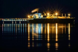 Tanker im Wasser bei Nacht mit vielen Lichtern