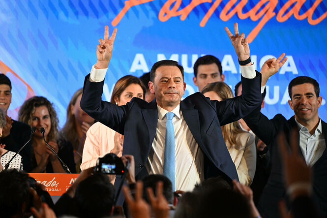 Portugals konservativer Ministerpräsident Luis Montenegro reckt die Arme in die Höhe