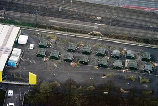Von oben sieht man Zelte auf einem Parkplatz