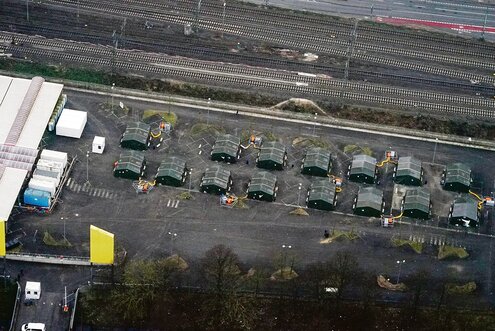 Von oben sieht man Zelte auf einem Parkplatz