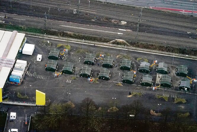 Von oben sieht man Zelte auf einem Parkplatz