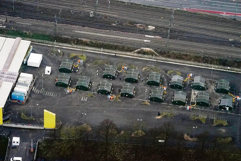 Von oben sieht man Zelte auf einem Parkplatz