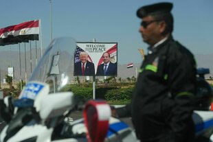 Ein Plakat mit Donald Trump und Abdel Fattah el-Sisi