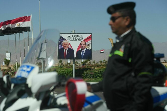 Ein Plakat mit Donald Trump und Abdel Fattah el-Sisi