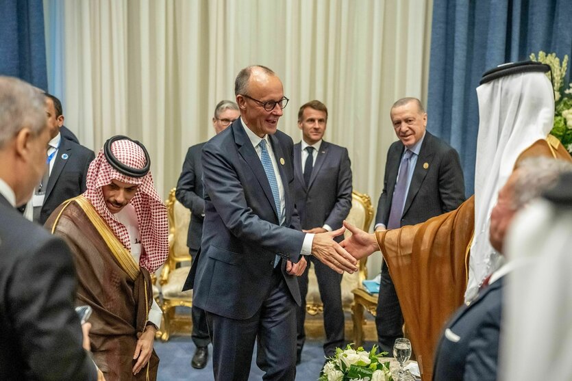 Merz in Scharm El Scheich mit anderen Politikern, er schüttelt Hände