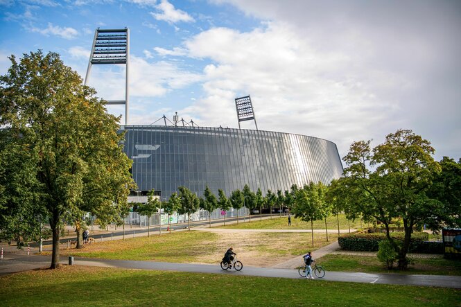 Das Weserstadion in Bremen von außen; die Fassade ist seit dem Umbau 2011 komplett mit Solarpanelen umgeben