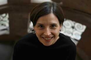 Eine Frau lacht in die Kamera