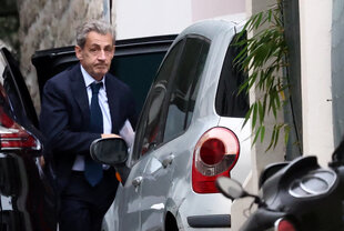 Ex-Präsident Nicolas Sarkozy steigt aus dem Auto