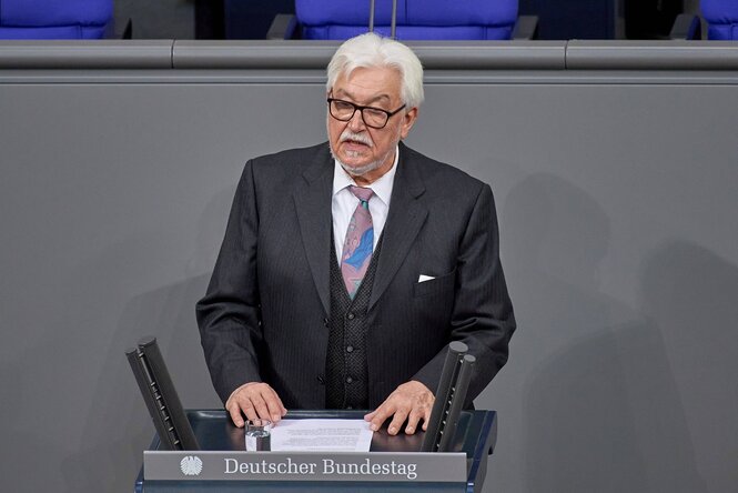 Klaus Schirdewahn am Rednerpult des Deutschen Bundestags