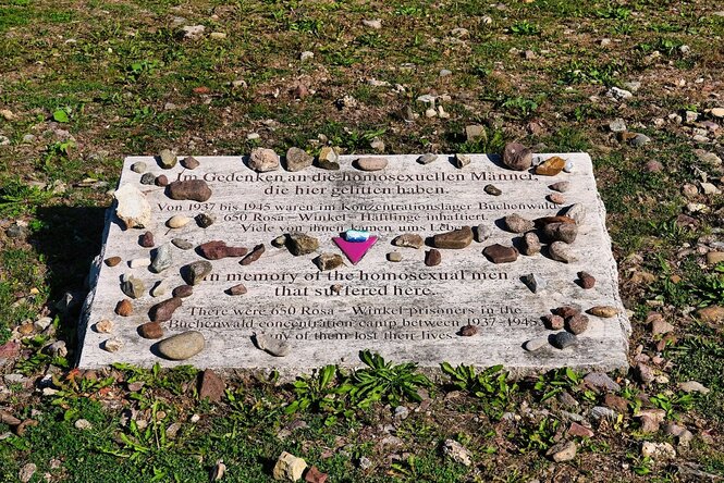 Gedenkplakette für verfolgte schwule Männer in der KZ-Gedenkstätte Buchenwald