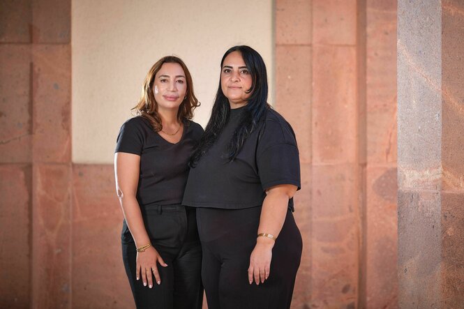 zwei Frauen stehen nebeneinander und blicken in die Kamera