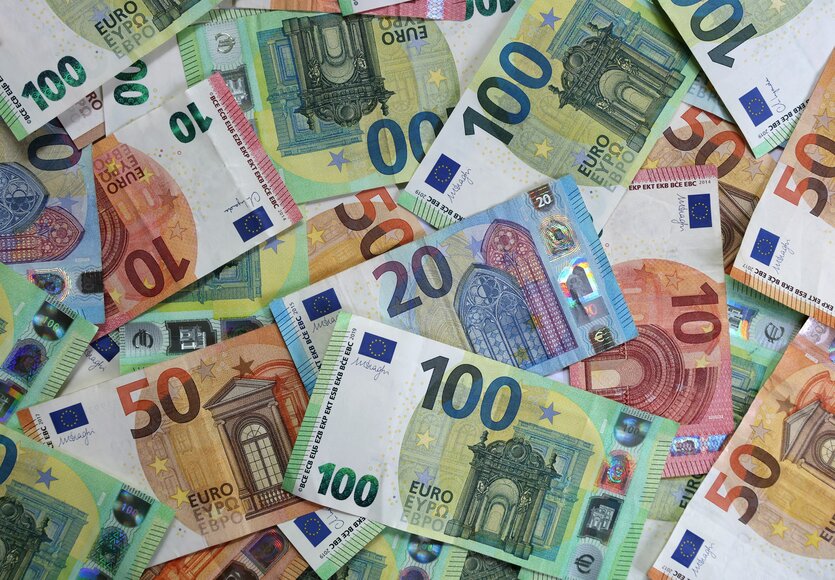 Verschiedene Euro-Banknoten liegen auf einem Tisch