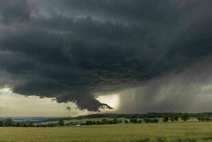 Ein Unwetter zieht über eine Landschaft auf